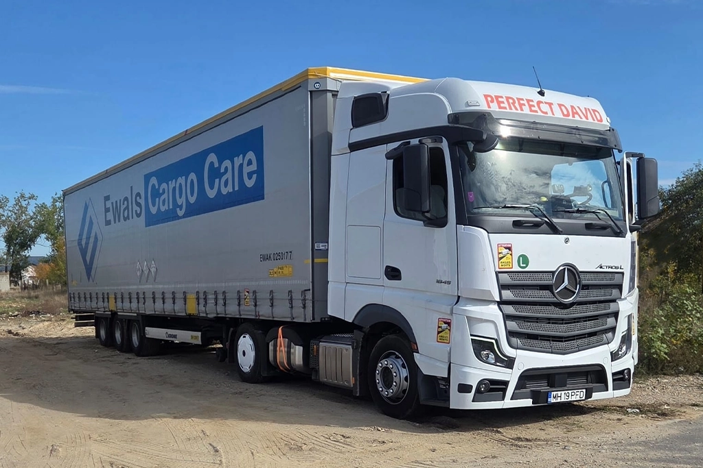 Camion si semiremorca cu prelata pregatit de transport marfuri generale