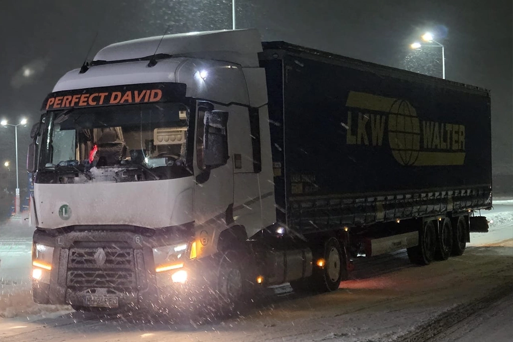 Camion Renault si semiremorca cu prelata intr-un peisaj de iarna autentica