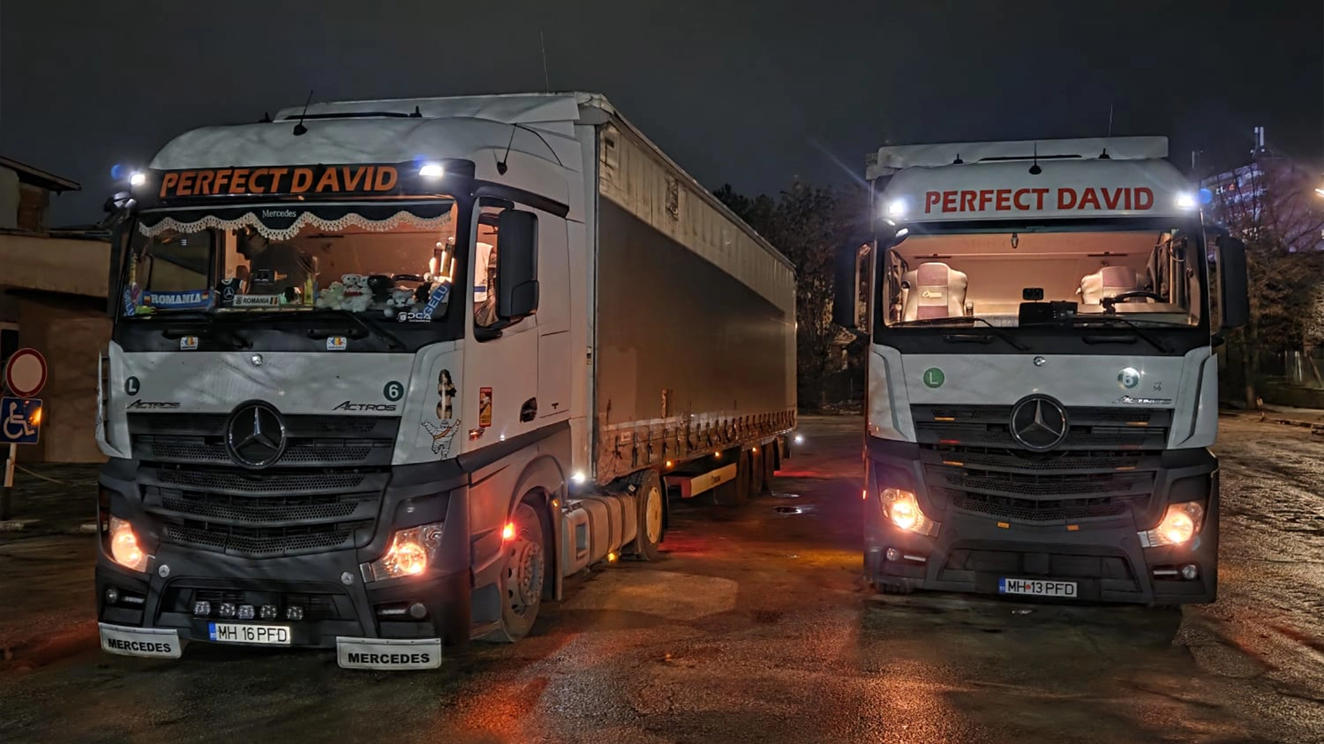 Camioanele Perfect David fotografiate unul langa altul in parcare