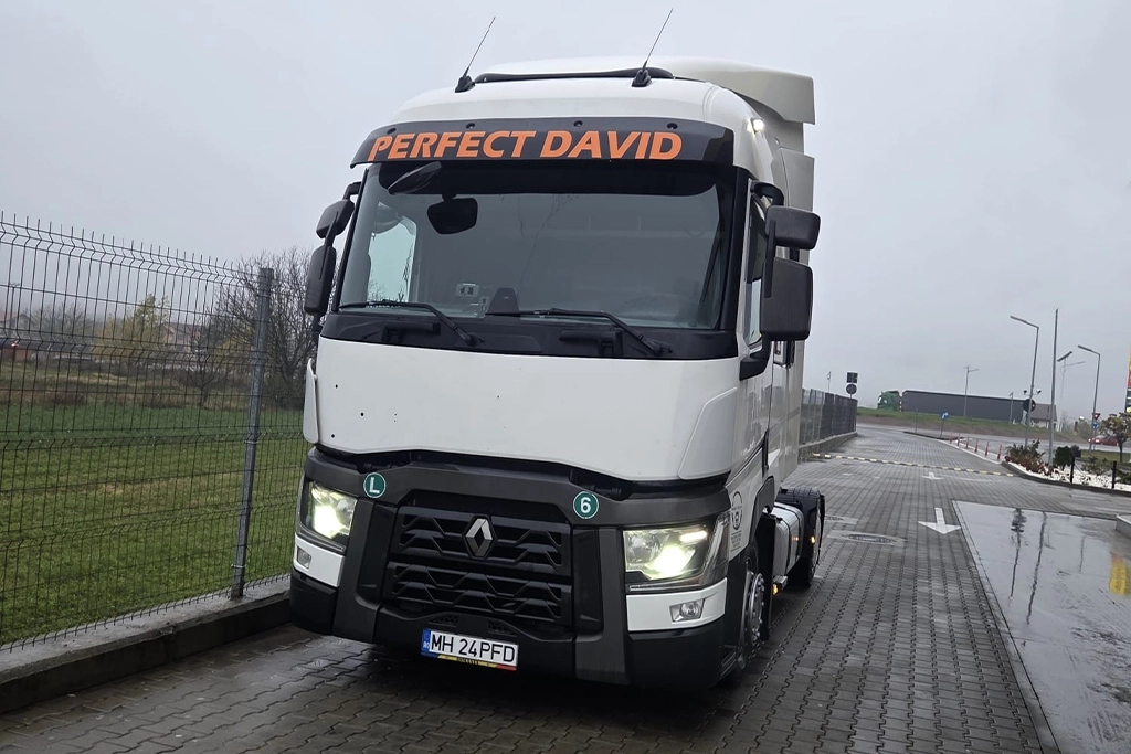 Camion Renault di flota de transport a firmei Perfect David