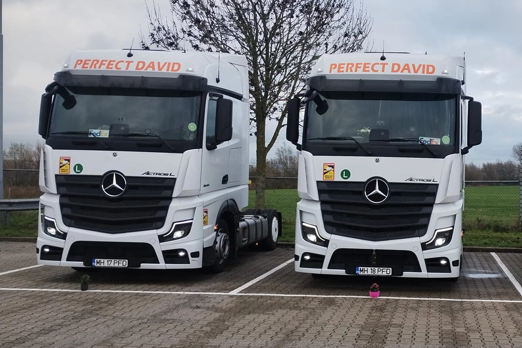 Camioane Mercedes-Benz de ultima generatie fotografiate in parcare