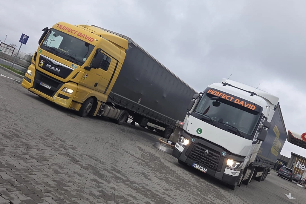 Camioane si semiremorci din flota de transport a firmei Perfect David