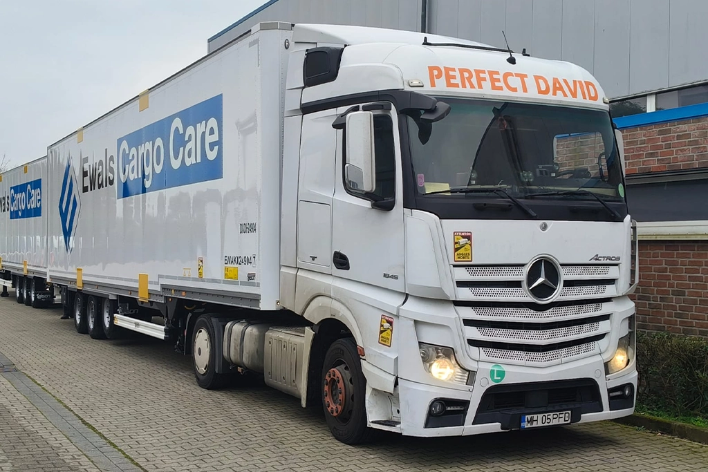 Ansamblu cap tractor si semiremorca duba box pregatite de transport international