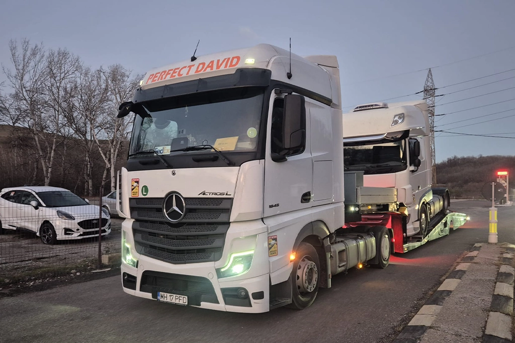 Camion si trailer pentru transportat camioane sau autoturisme