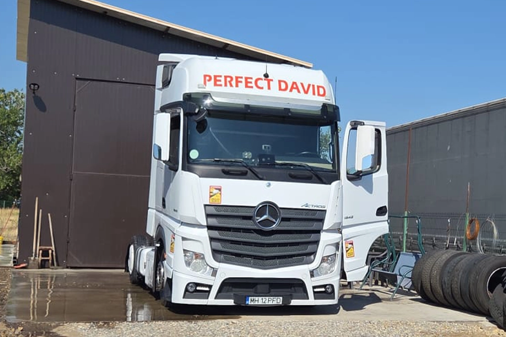 Camion Mercedes-Benz parcat in fata service-ului ce il detine compania Perfect David