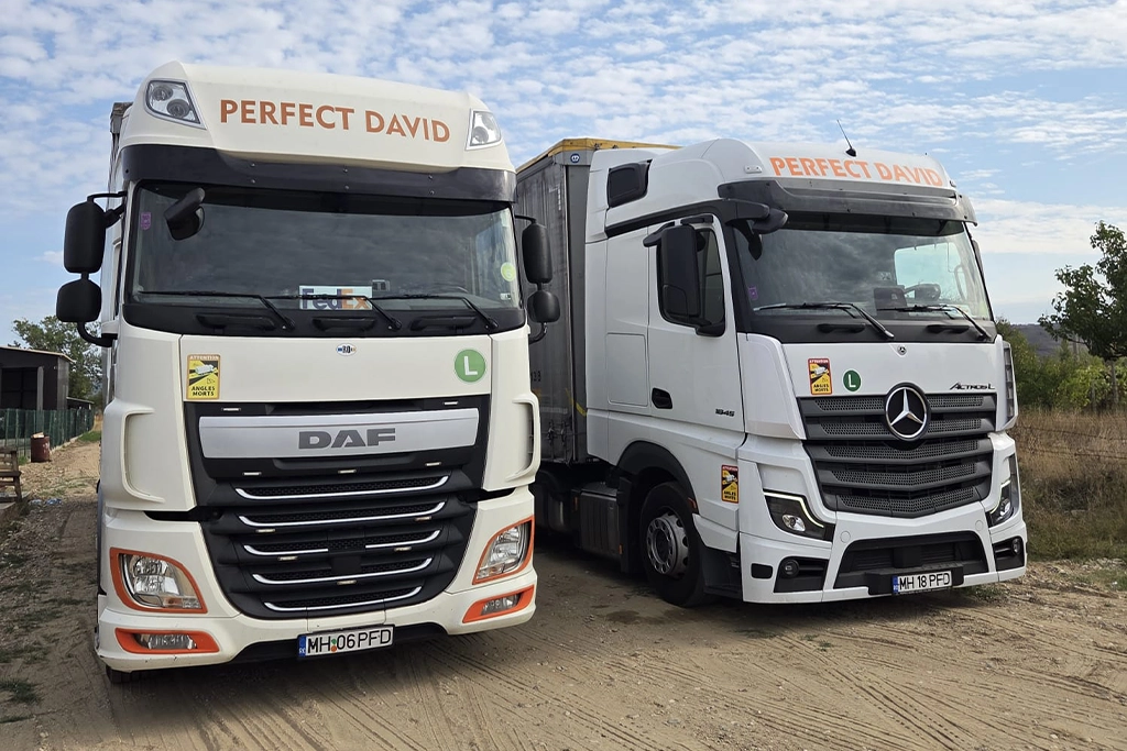 Camion Daf si Mercedes-Benz inscriptionate cu numele firmei