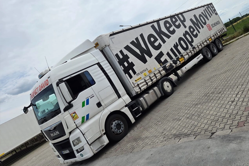 Camion MAN si semiremorca cu prelata fotografiate artistic in parcare