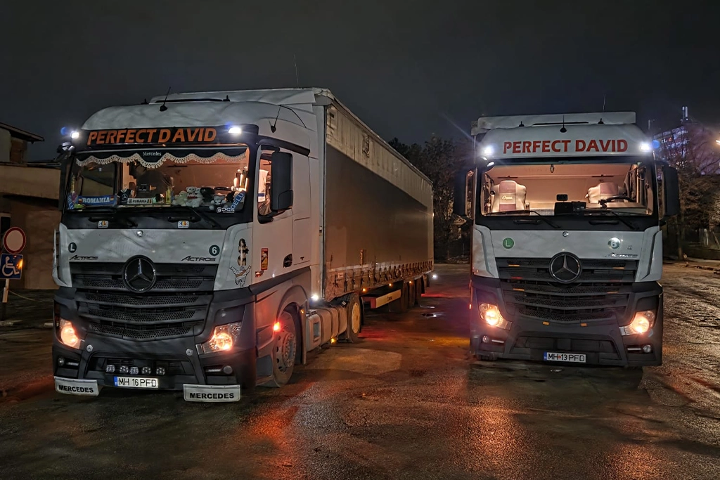 Camioane Mercedes-Benz fotografiate in noapte