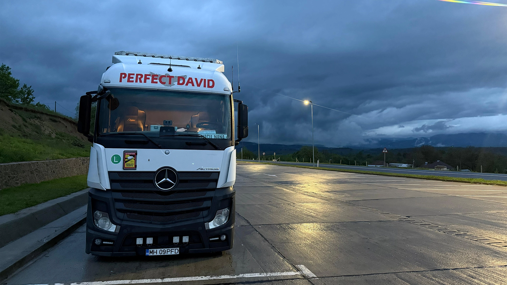 Camion Mercedes-Benz din flota de transport marfuri generale
