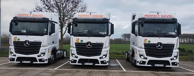 Camioane Mercedes-Benz pregatite de transportat marfuri international