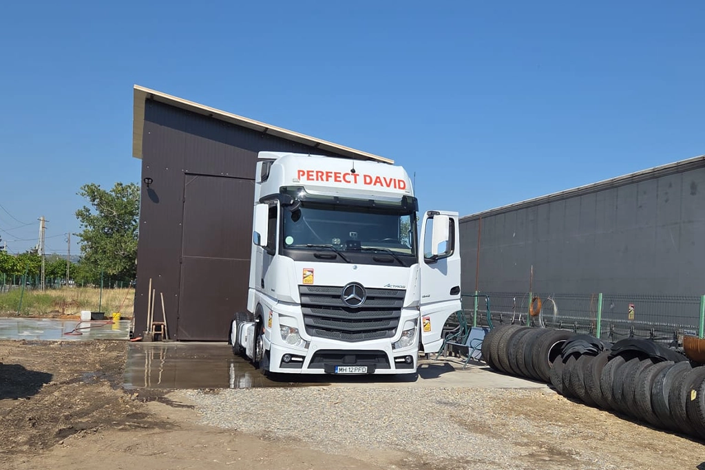 Camionul firmei Perfect David in fata service-ului ce firma il detine pentru reparatii