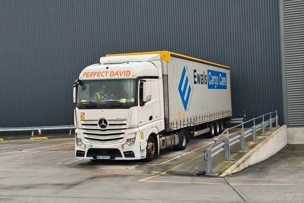 Camion si semiremorca cu prelata asteptand in rampa la incarcare de marfuri