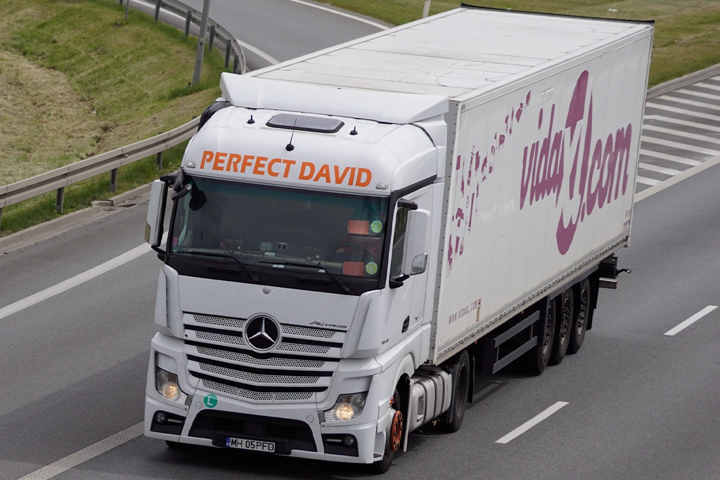 Camion si semiremorca fotografiate in mers pe autostrada